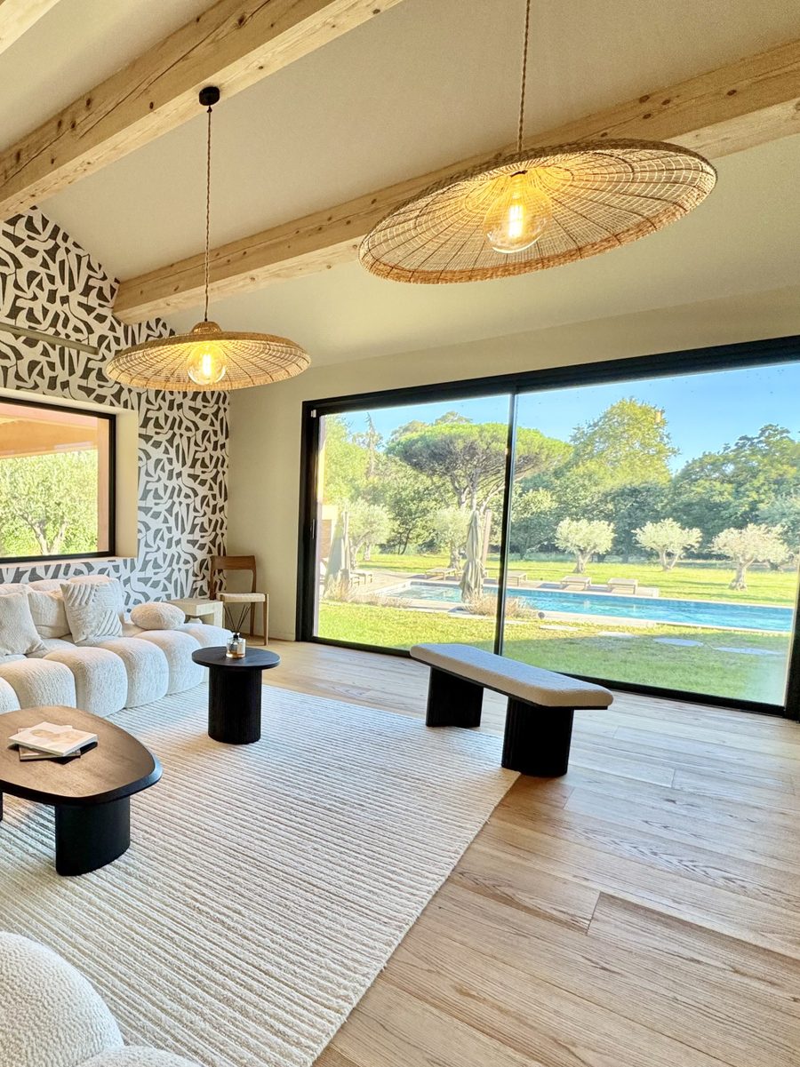 Villa Les Aiguiers – Salon lumineux avec baie vitrée sur la piscine