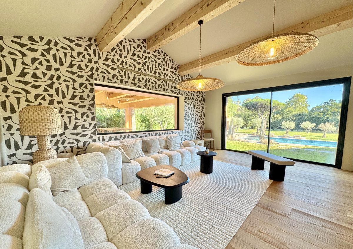 Villa Les Aiguiers – Salon lumineux avec baie vitrée sur la piscine